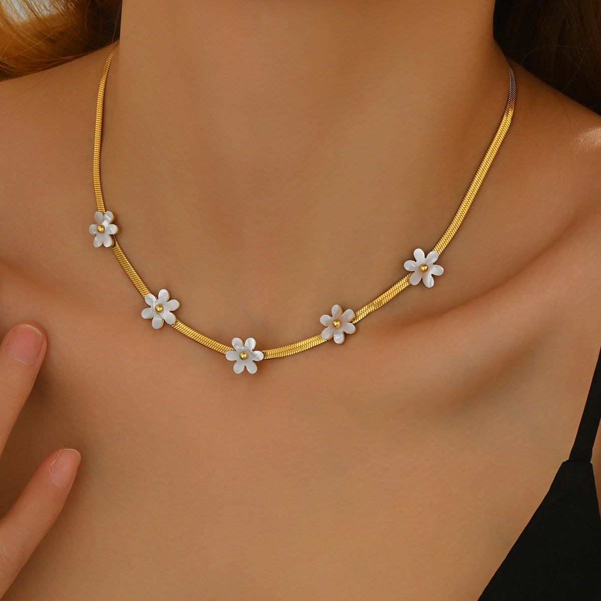 Lxalry 18K Gold Plated Bohemian Floral Necklace   Stainless Steel Skin Safe Jewelry With White Blossom Charms  Hypoallergenic   Tarnish Free Gift For Women Wife Mom, Festive Occasions   Everyday Boho
