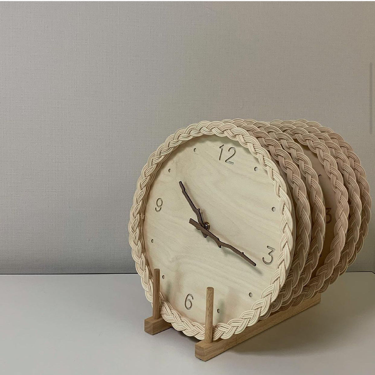 Japanese Fashion Rattan Creative Round Digital Silent Clock Wall Clock