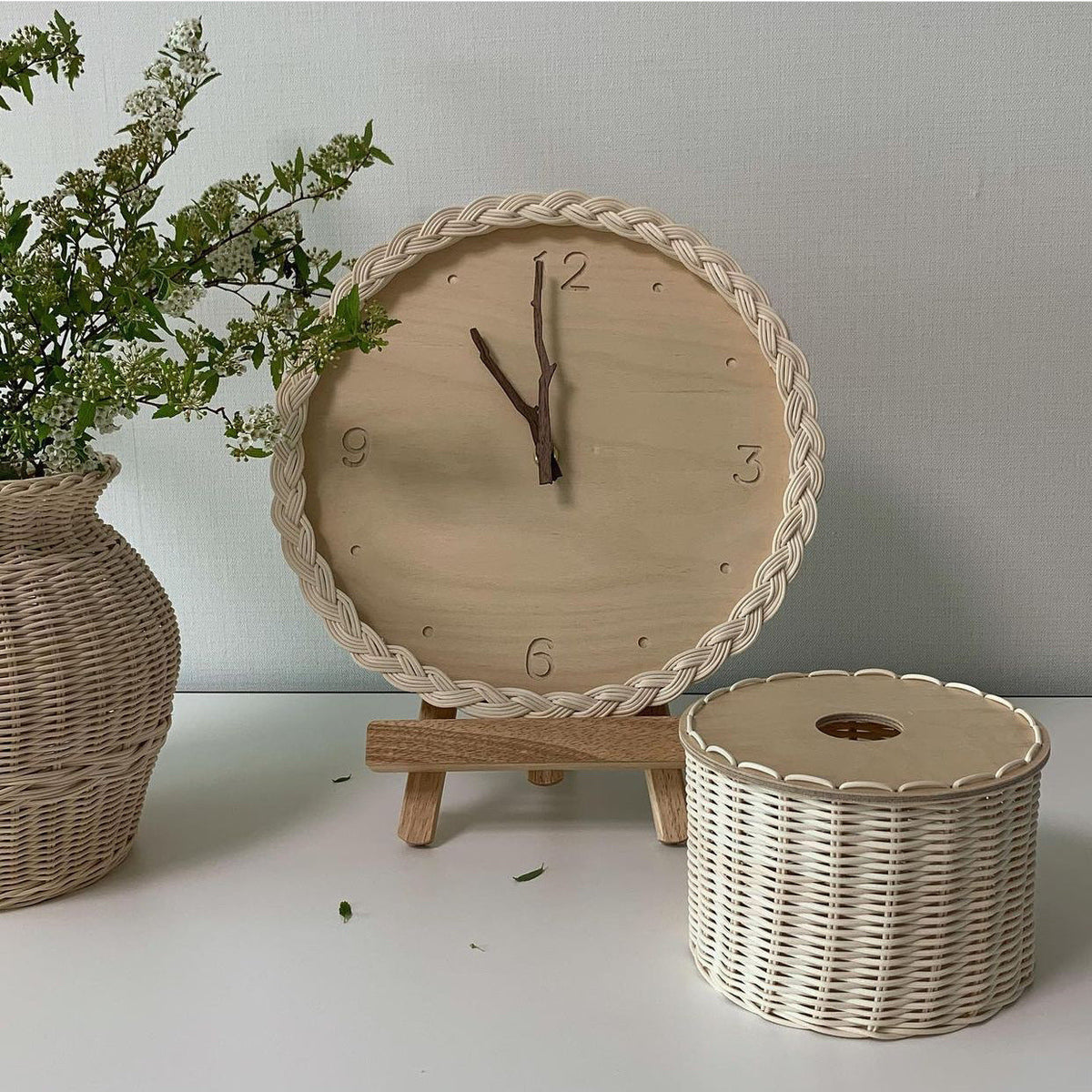 Japanese Fashion Rattan Creative Round Digital Silent Clock Wall Clock