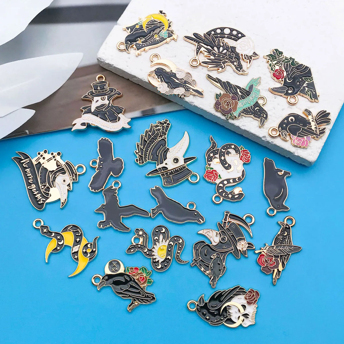 Mix 10/20 pcs of Alloy Enamel Halloween Charms Pendants, Suitable for DIY Necklace, Earring, Keychain Jewelry Making Accessory.