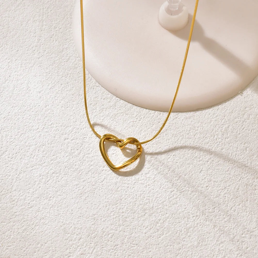 L40 titanium steel hollow heart necklace for women with a light luxury design, heart pendant, temperament, collarbone chain