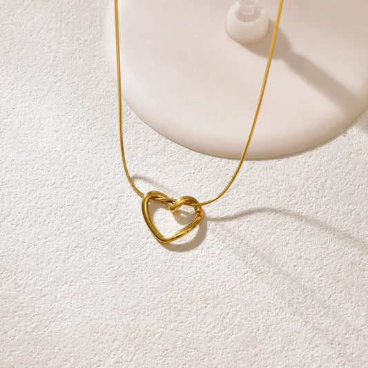 L40 titanium steel hollow heart necklace for women with a light luxury design, heart pendant, temperament, collarbone chain