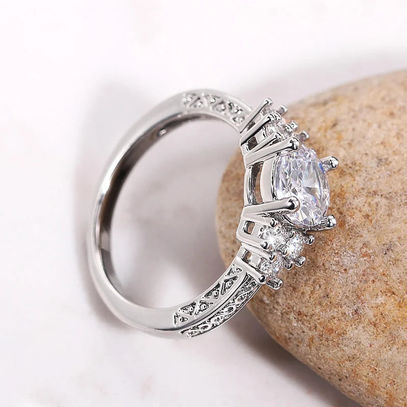 Huitan Trendy Women Wedding Rings with Brilliant Cubic Zirconia Crystal Temperament Female Accessories for Party Fashion Jewelry