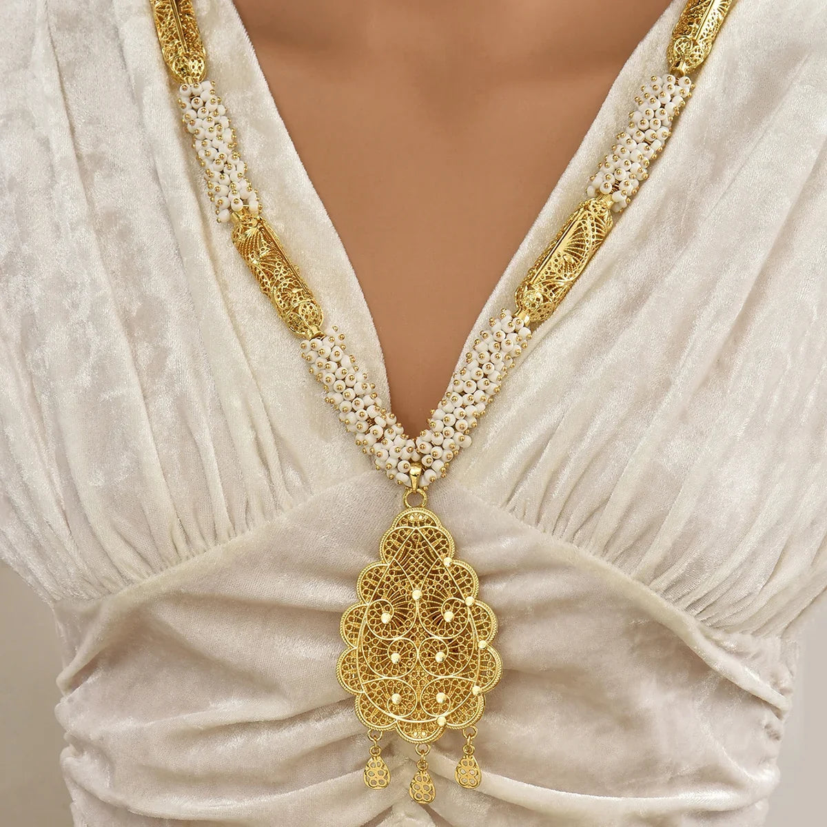 Ethnic Style Handmade Beaded Chain With Double-Layer Droplet-Shaped Pattern Edges As A Pendant For The Bride, A Classic Necklace