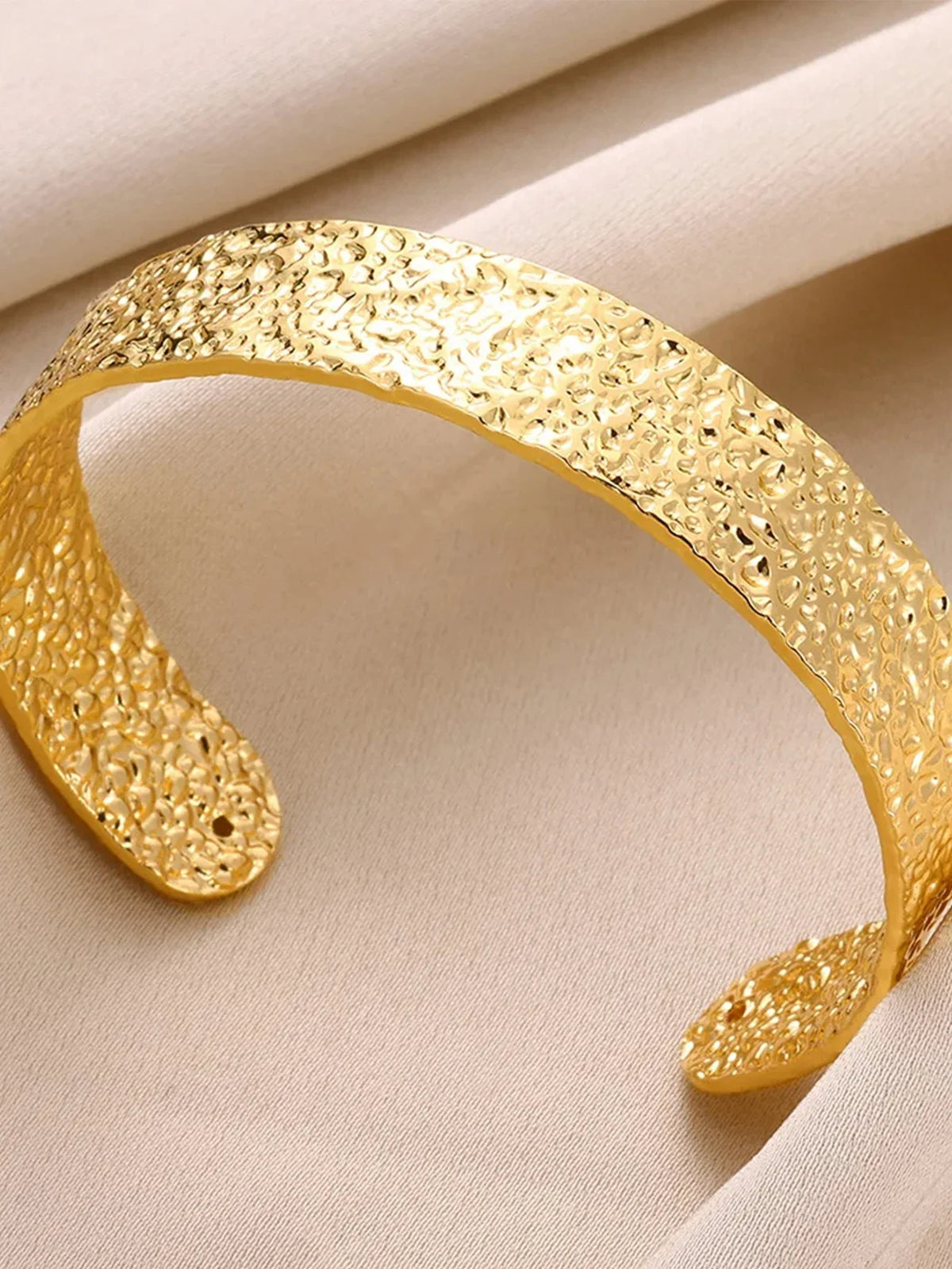 Exquisite Classic Bump Pattern Openning Bangles Bracelet For Women Cuff Bracelet Gold Color Stainless Steel Hand Ornament Gift