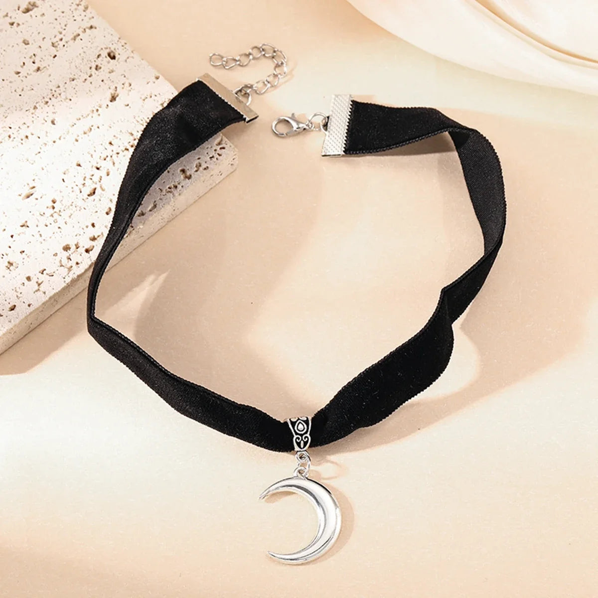 Gothic Vampire Cameo Pendant Choker Velvet Necklace for Women Fashion Pagan Witchcraft Jewelry Female Gifts Creative Punk Choker