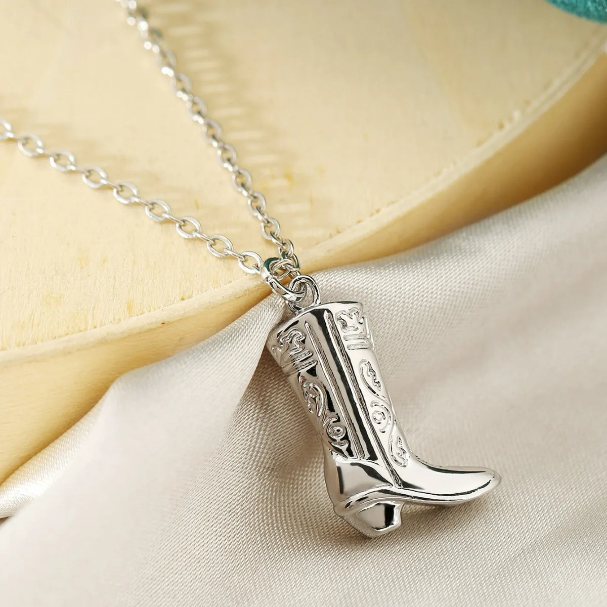 Oval round plaque inlaid with zircon religious pendant for women's party stainless steel Virgin Mary jewelry gift necklace