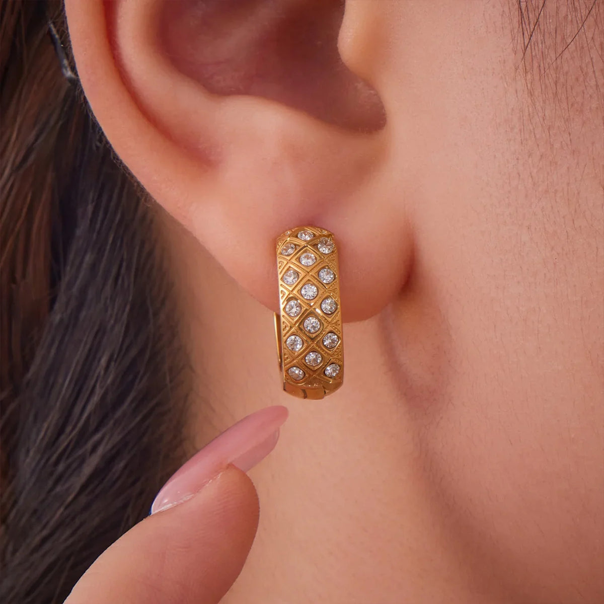 Liora Stainless Steel Zircon Women Hoop Earrings Metal Texture PVD Gold Plated Hypoallergenic Wedding Banquet Earrings Jewelry