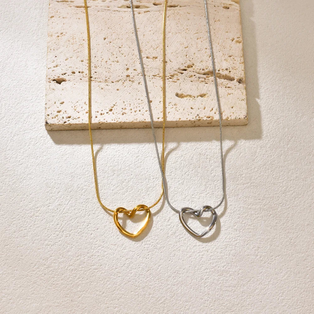 L40 titanium steel hollow heart necklace for women with a light luxury design, heart pendant, temperament, collarbone chain