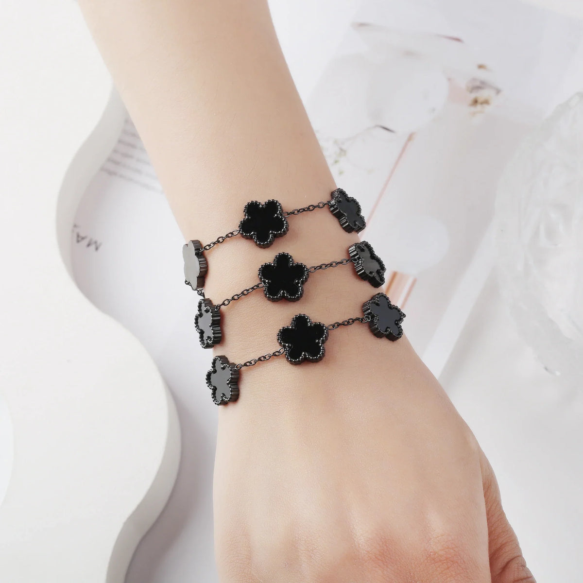 Hot Sale Black/Gold Stainless Steel Laser Five-Leaf Flower Charm Bracelet Personalized For Man Woman Classic Clover Jewelry